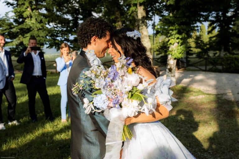 Scene Di Matrimonio Festosa Con Coni Confezionati In Carta In Un Scena Image282792076 - Foto 2