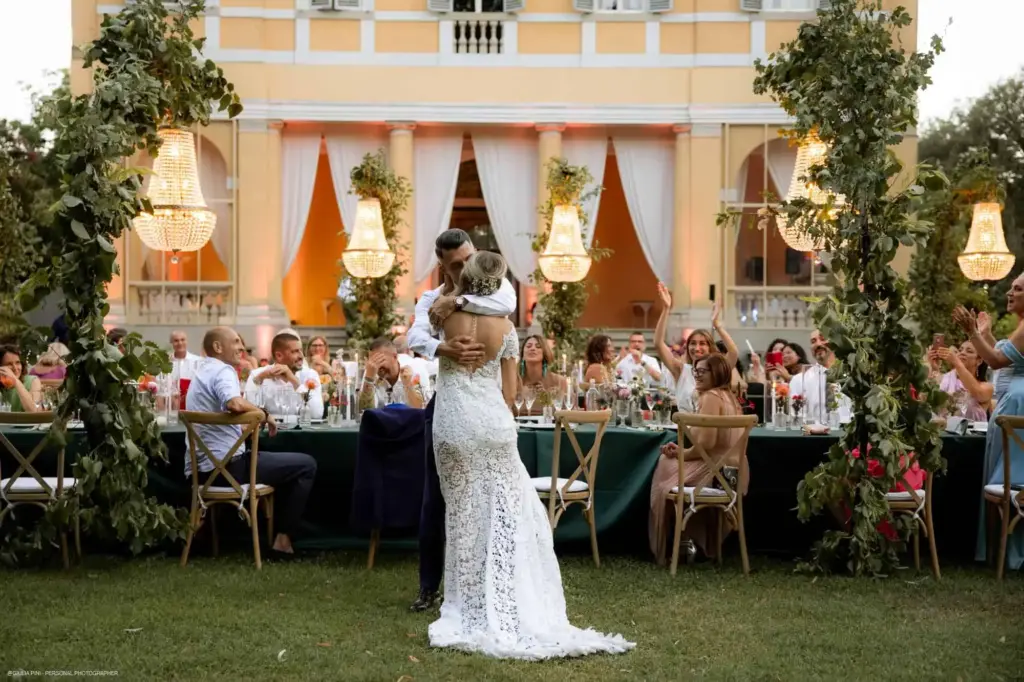 foto senza posa abbraccio sposi
