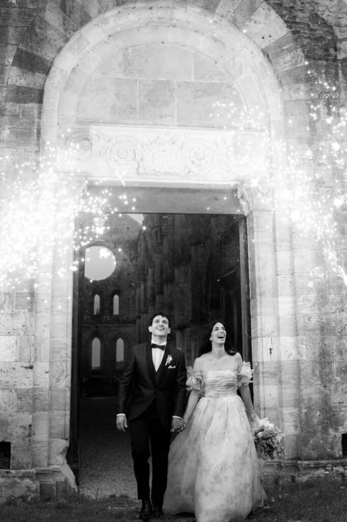 foto sposi in bianco e nero fine cerimonia
