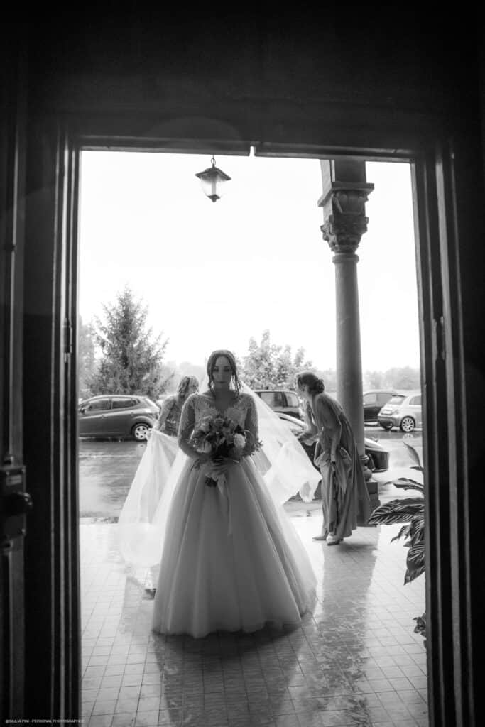 foto ingresso sposa con pioggia