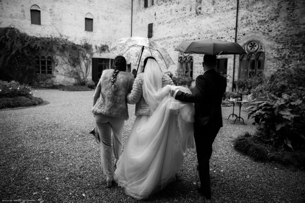 matrimonio con pioggia foto