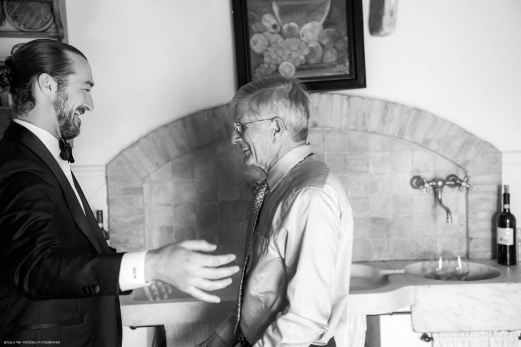 foto sposo a casa con famiglia