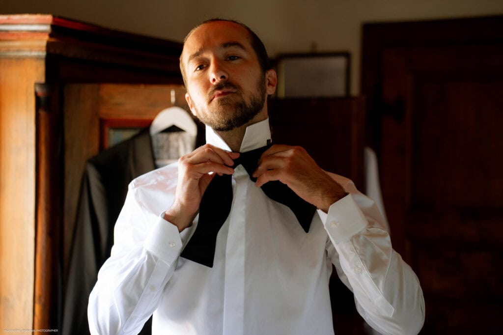 foto sposo a casa vestizione